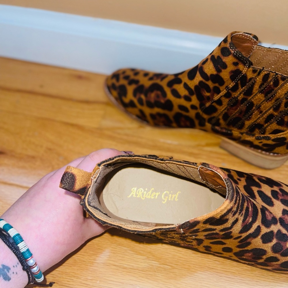 Leopard Chelsea Boots - Picture 4 of 5